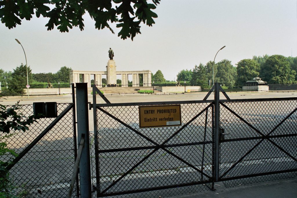 The Soviet/Russian Monument, located in West-Berlin, had to be protected from demonstrators.