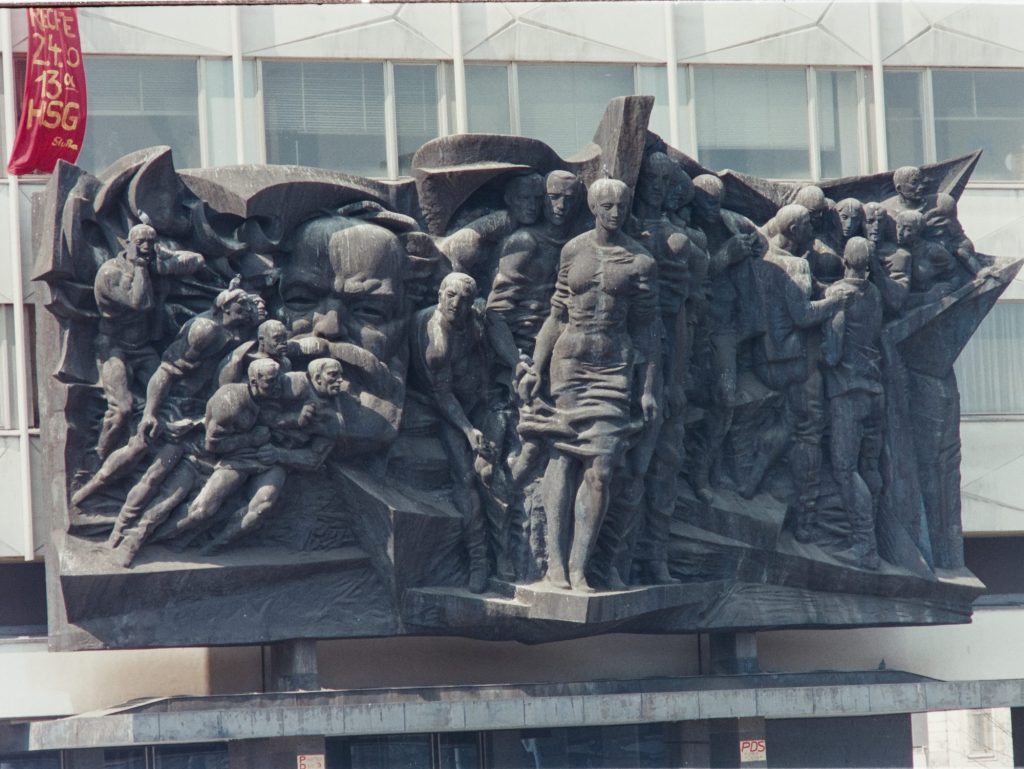 Relief "Aufbruch" am Hauptgebäude der Karl-Marx-Universität
